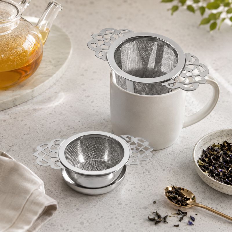 Tesil med underskål i liten og stor variant sammen med tekopp og glasskanne