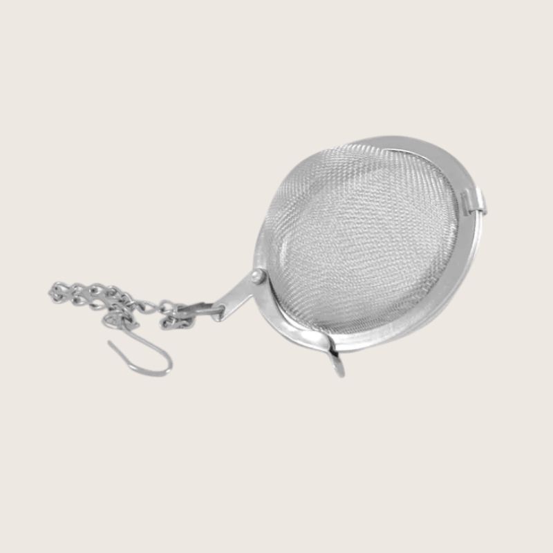 Enkel og praktisk tebrygging! En liten, lukket filterball med krok – perfekt for brygging av løsvekt-te direkte i koppen.