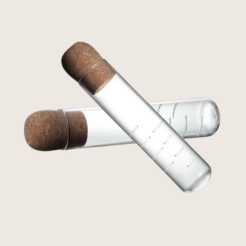 Elegant og unik design. Stilren tesil formet som et reagensrør med topp i kork – en dekorativ og funksjonell måte å brygge løsvekt-te på.