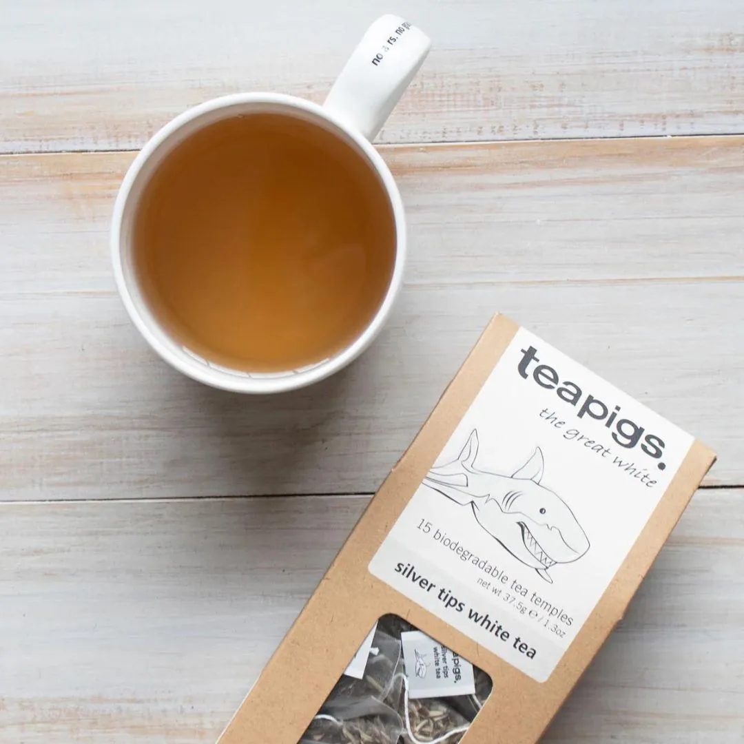 En veldig lett og ren te fra Fujian Kina - denne blandingen fra Teapigs er en sann delikatesse. Forfriskende, lett og aromatisk - tenk fersken og aprikos. Dette er ekte hvit te og ikke en grønn te som maskeres som hvit te - pass opp for forfalskninger!