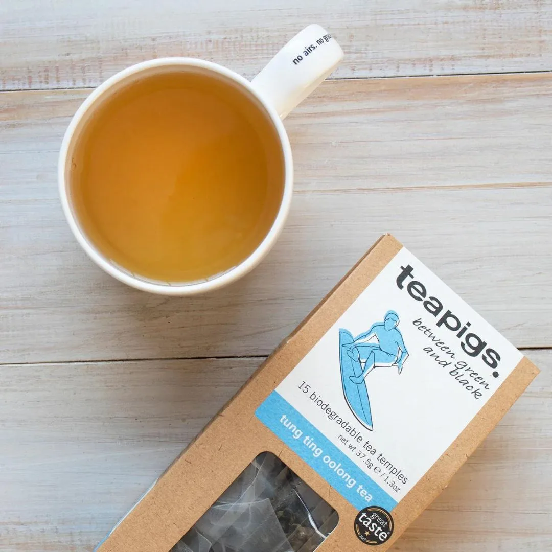 Tung Ting Oolong Tea fra Teapigs er en fantastisk mellomting mellom sort og grønn te – med styrken fra sort te og den aromatiske, blomsterpregede karakteren til grønn te. Nyt den med eller uten melk!