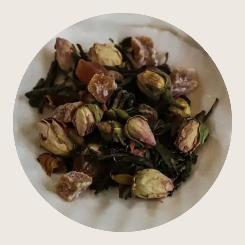 En delikat grønn teblanding med papaya, mango og duftende rose. Naturlig søt og floral – en forfriskende kopp med tropiske og blomstrende nyanser.