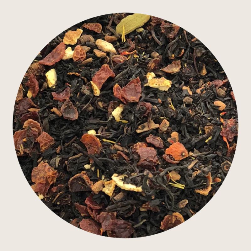 Jule-te er en elsket klassiker som fyller koppen med ekte julestemning! Denne krydrede sorte teen kombinerer varme toner av kanel, friske hint av appelsinskall og den rike sødmen fra ekte vanilje.