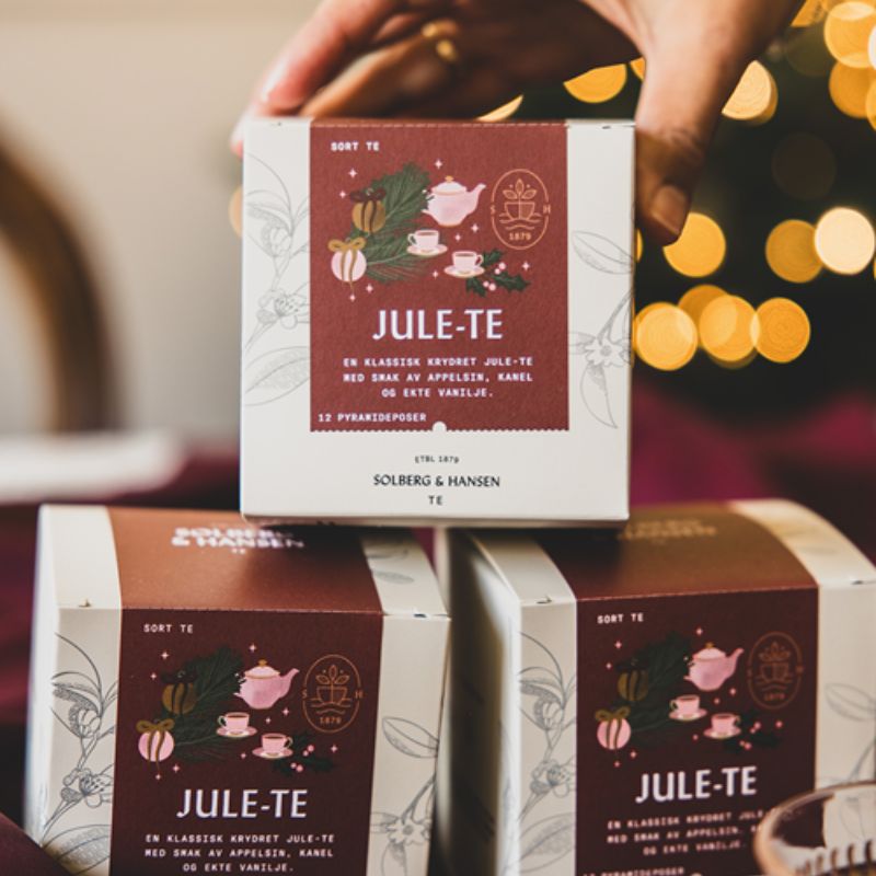 Denne superpopulære jule-teen er en varm og krydret klassiker med smak av appelsin, kanel og ekte vanilje. Den har vært en fast favoritt i vårt julesortiment i mange år – en te som dufter og smaker av ekte julestemning. Perfekt på kalde vinterdager!