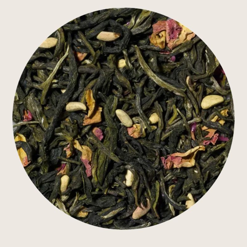 Lett og floral hvit te med frisk fruktighet. En delikat hvit te med florale toner og mild friskhet fra granateple. Myk, lett og balansert – som et stille øyeblikk i koppen.