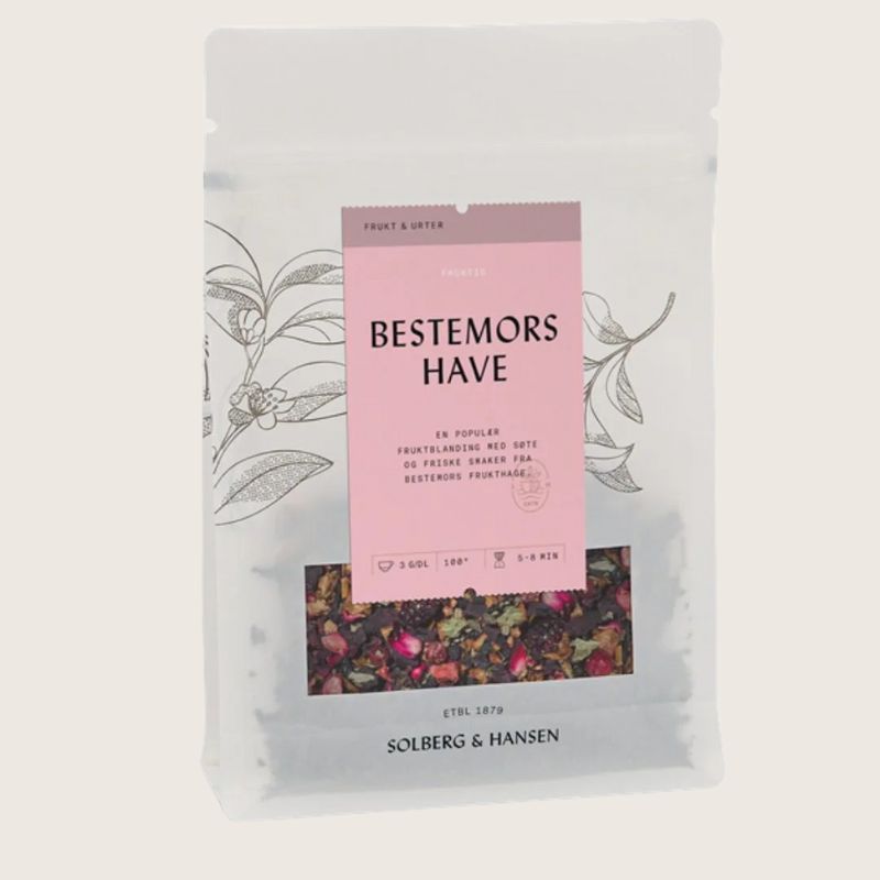 En herlig fruktte fylt med søte smaker fra bær og frukter. En favoritt blant både barn og voksne – perfekt både varm og som en forfriskende iste!
