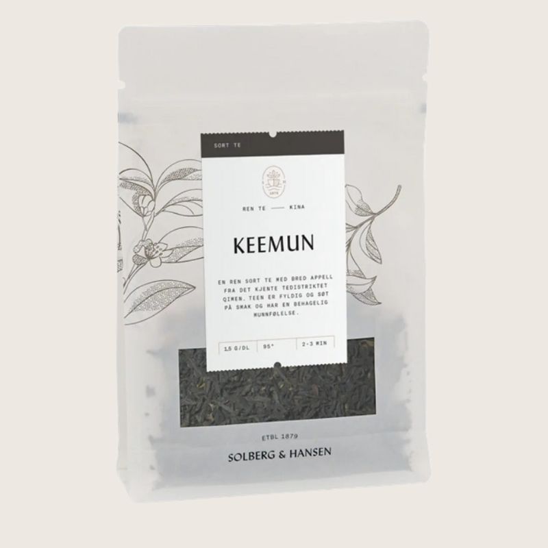 En klassisk kinesisk sort te med myk sødme. En fyldig og bløt sort te fra Quimen i Anhui-provinsen. Mild og gylden i koppen, med en naturlig sødme og lite bitterstoffer.