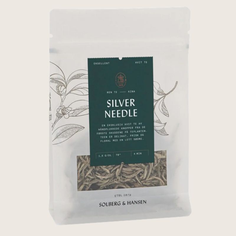 En eksklusiv hvit te av håndplukkede knopper fra de første skuddene på teplantene. Teen er delikat, frisk og floral med en lett sødme.