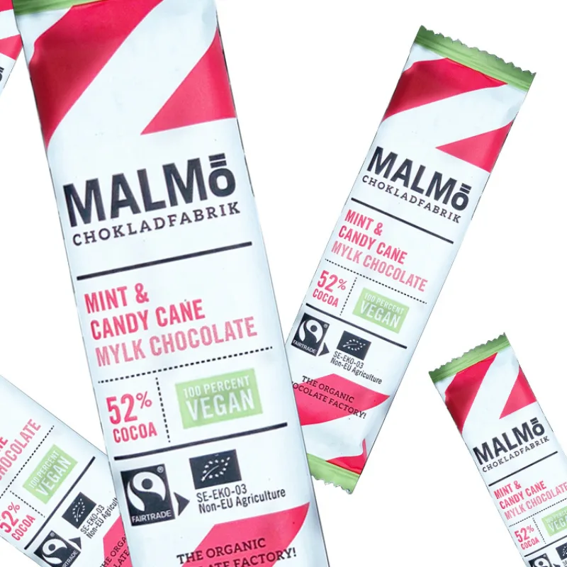 Økologisk, vegansk melkesjokolade (mylk) med frisk mint, der smaken av knust polkagris gir en uimotståelig julestemning. Tenk deg et "after eight"-øyeblikk – denne sjokoladen vil definitivt få deg til å ønske deg en til! Perfekt alene eller sammen med en kopp te eller kaffe for å gjøre pausen ekstra koselig.