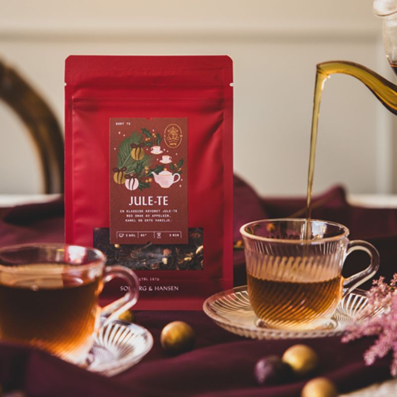 En krydret sort te med varme toner av kanel, friske hint av appelsinskall og en fyldig sødme fra vanilje. Perfekt for koselige vinterstunder!