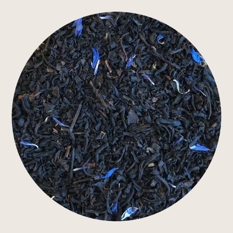 Fruktig og floral sort te med blå blomster. En elegant sort te med florale toner og mild sødme fra røde bær. Kornblomstkronbladene gir teen sin karakteristiske blå glød – frodig, varm og drømmende.