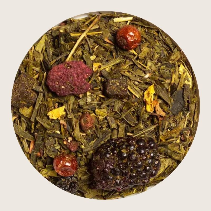 En frisk og fruktig grønn te fylt med smakene av bjørnebær, bringebær, solbær, rips, jordbær og fersken. Tilsatt delikate solsikkeblomster og en herlig aroma, gir denne teen en smakfull opplevelse i hver kopp.