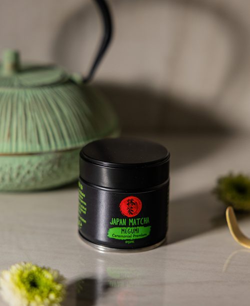 En eksklusiv matcha av høyeste kvalitet, laget for ekte matcha-entusiaster. Med sin dype umami og naturlige sødme er den perfekt for tradisjonell tilberedning med visp og vann – akkurat slik den japanske teseremonien krever.
