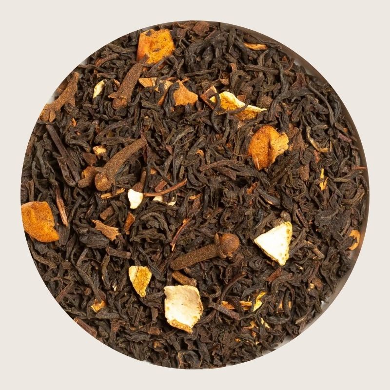 En aromatisk sort te med eple, kanel, appelsin og gløgg – som en kopp med førjulsmagi.