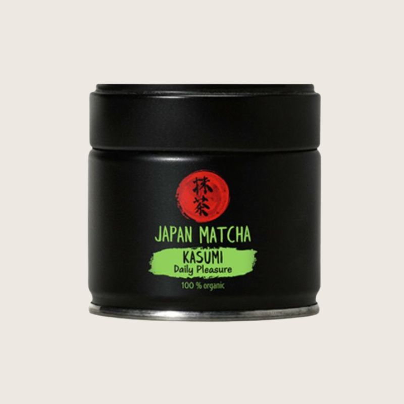 En økologisk matcha av høy kvalitet, perfekt til daglig bruk. Matcha Kasumi har en rik og kompleks smak med en behagelig balanse mellom sødme og umami – ideell både som ren matcha og i matcha latte.