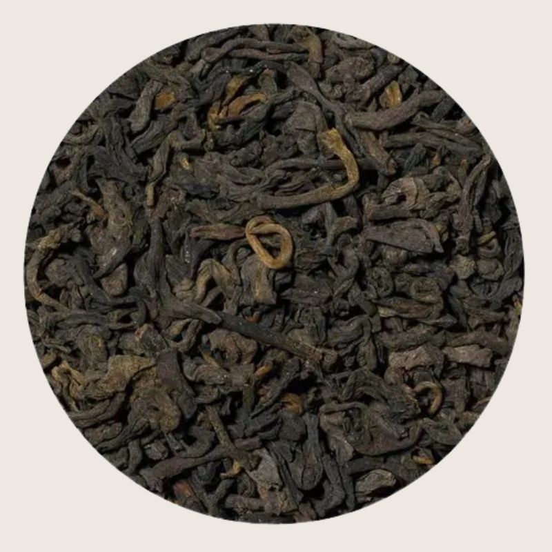 En kinesisk spesialitet med karakter og historie. Denne rene Pu Erh-teen byr på en fyldig, jordaktig smak med lett sødme og rund munnfølelse – en te som virkelig skiller seg ut.