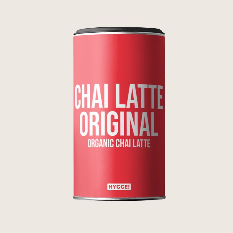 Klassisk chai latte med sort te og varme krydder. Myk, fyldig og enkel å lage – perfekt for rolige pauser hjemme.