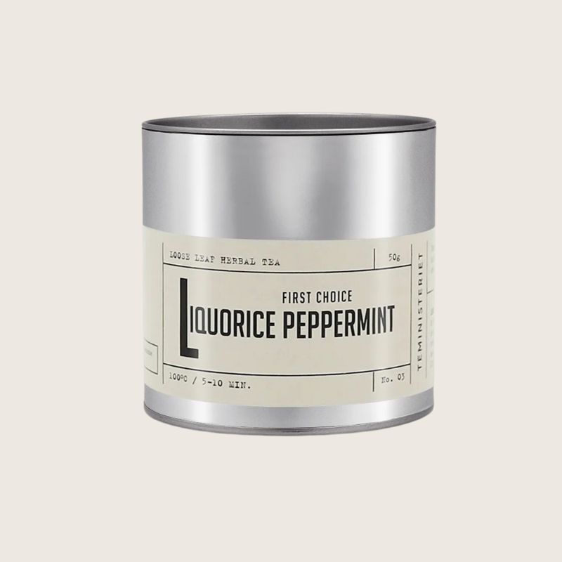 Liquorice Peppermint No. 3 er en koffeinfri urtete med peppermynte og lakrisrot. En frisk og naturlig søt First Choice-te som aldri blir bitter – perfekt også som cold brew.