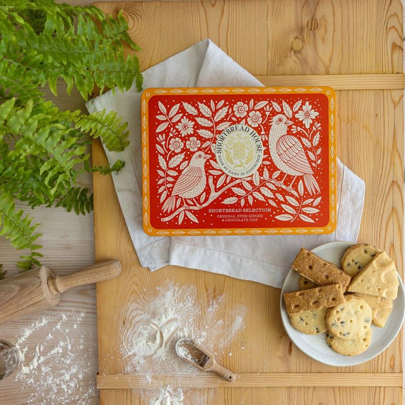 En elegant metallboks fylt med håndlaget, skotsk shortbread fra Edinburgh. Tre klassiske varianter – én gyllen tradisjon, én med mørk sjokolade, og én med varm ingefær.