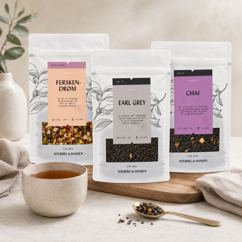 Earl Grey, Chai og Ferskendrøm fra Solberg & Hansen sammen med en kopp te