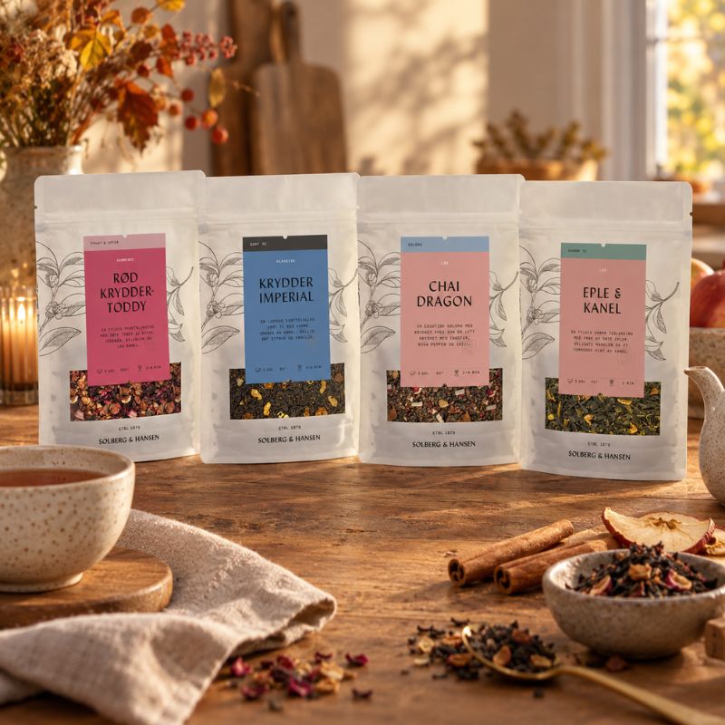 Fire tepakker fra Solberg & Hansen samlet i et varmt og høstlig miljø: Rød Kryddertoddy, Krydder Imperial, Chai Dragon og Eple & Kanel.